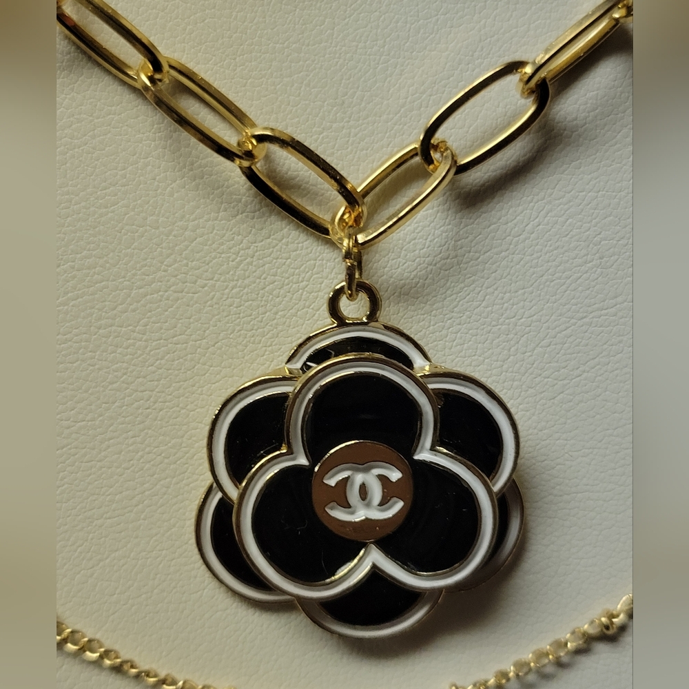 Paperclip Layered Chain Camillia Pendant And Earing Set, New - Picture 4 of 4